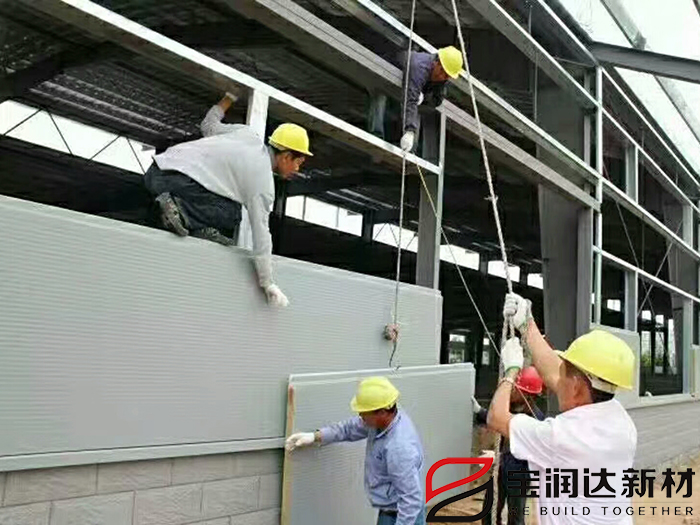 為什么鋼結(jié)構(gòu)建筑都選擇“聚氨酯夾芯板”？