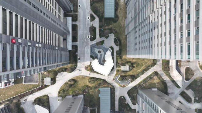 40℃+熱浪“烤”驗(yàn)建筑！“清涼鎧甲”正成為高溫城市的救命科技！