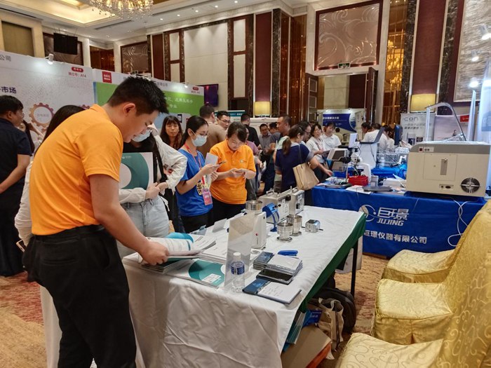 第十四屆藥品質(zhì)量安全大會(huì)首日盛況直擊,億天凈化精彩亮相!